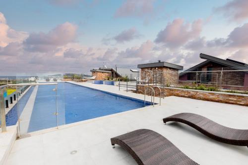 a swimming pool on the roof of a house at A101/외부계단복층/자쿠지/전용BBQ/키즈카페/노래방/스크린골프/게임방/OTT in Chwagi-dong