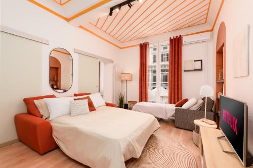 een slaapkamer met een groot bed en een spiegel bij Esclusivo ed unico nel cuore di Genova in Genua