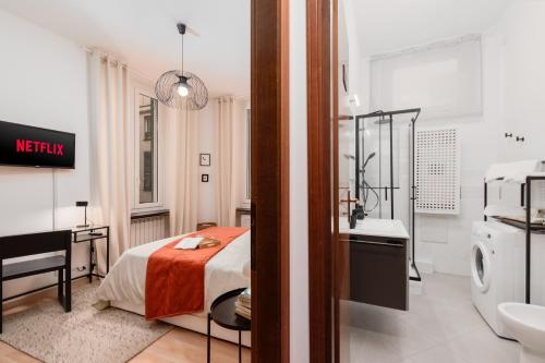 een hotelkamer met een bed en een badkamer bij Esclusivo ed unico nel cuore di Genova in Genua