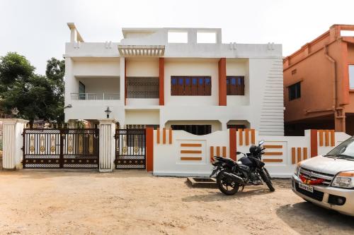 una motocicleta estacionada frente a una casa en OYO Flagship Sunshine 2 en Khandagiri