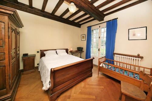 1 dormitorio con cama y ventana en La Belle Etoile - Maison avec grand jardin, en Hauteville-sur-Mer