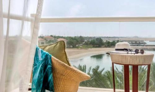 um quarto com uma janela com vista para a água em Al Raha Beach Hotel - Superior Room SGL - UAE em Abu Dhabi