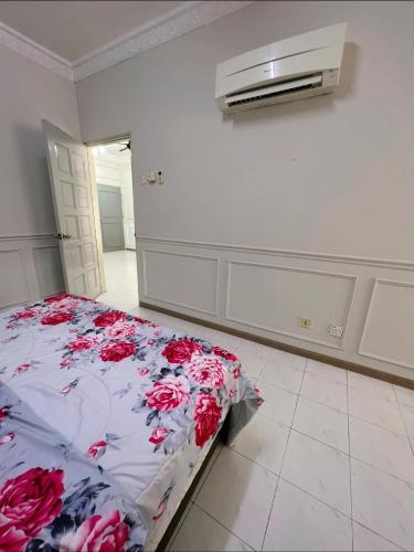 - une chambre avec un lit orné de roses rouges dans l'établissement Selesa di lagenda langkawi, à Kuah