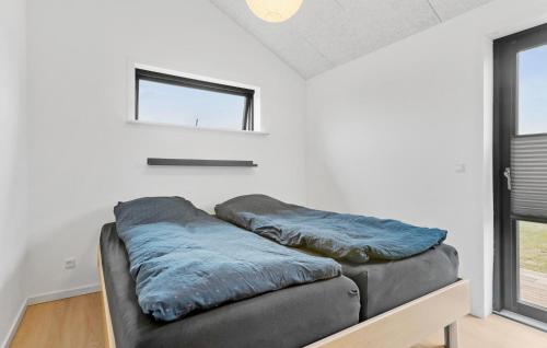 - un canapé avec des oreillers bleus dans l'établissement Gorgeous Home In Saltum With Sauna, à Saltum