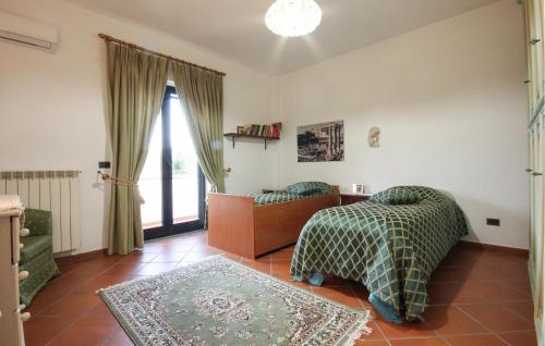 un soggiorno con 2 letti e una finestra di Gorgeous Home In Pozzuoli With Kitchen a Pozzuoli