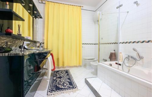 een badkamer met een bad, een douche en een toilet bij Pet Friendly Home In Pozzuoli With Outdoor Swimming Pool in Pozzuoli