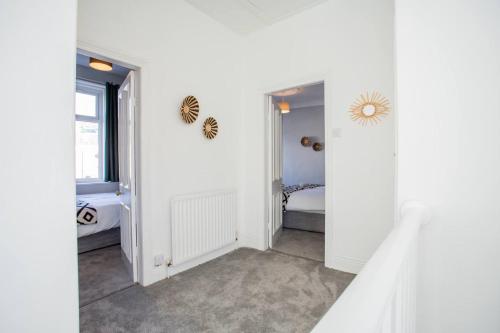 um quarto branco com uma cama e uma janela em West Beck House - Newcastle 3 em North Shields