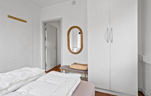 una camera bianca con letto e specchio di Stunning Apartment In Roslev With Kitchen a Roslev