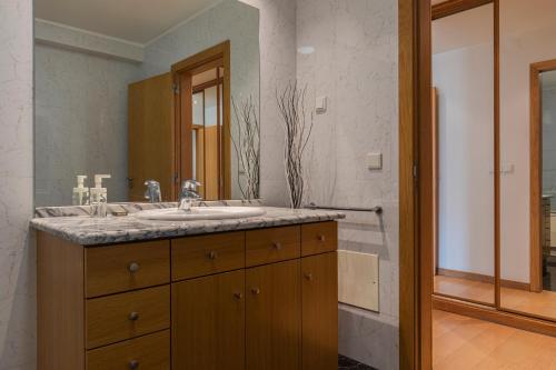 uma casa de banho com um lavatório e um espelho em 2 Bedroom Large apartment By Innkeeper em Lisboa