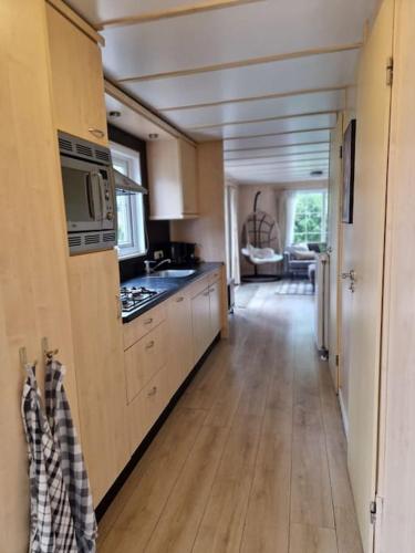 a kitchen with a sink and a stove top oven at 6 persoons chalet op de Veluwe bij binnen en buiten zwembad in Arnhem