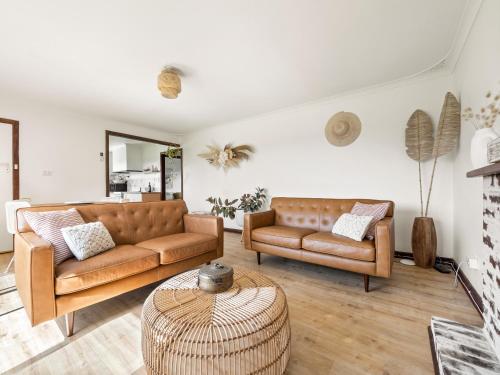 un soggiorno con due divani e un tavolo di Farm View Cottage a Margaret River Town
