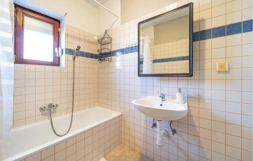 La salle de bains est pourvue d'un lavabo, d'une douche et d'une baignoire. dans l'établissement Lovely Home In Gornji Karin With House Sea View, à Gornji Karin