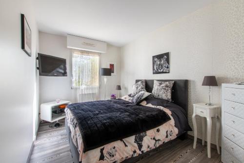 a bedroom with a bed and a television in it at T4 Terrasse VUE sur le GOLF in Nîmes