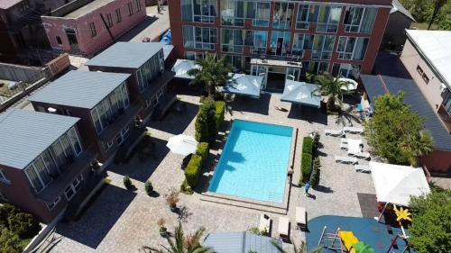 een luchtzicht op een hotel met een zwembad bij Hotel Buta in Batoemi