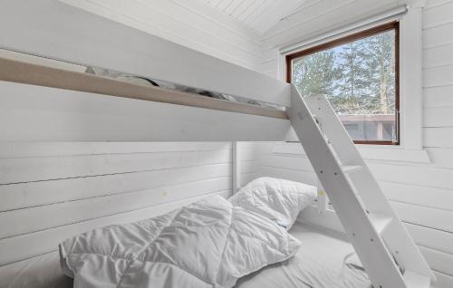 Una cama o camas en una habitación de Nice Home In Glesborg With Kitchen