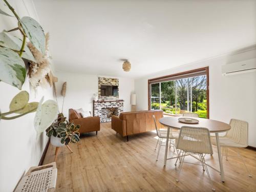 un soggiorno con un tavolo e un divano di Farm View Cottage a Margaret River Town