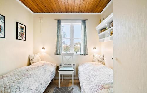 2 Betten in einem Zimmer mit Fenster in der Unterkunft 2 Bedroom Pet Friendly Home In Sydals in Skovby