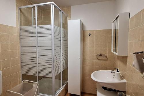 ein Bad mit einer Glasdusche und einem Waschbecken in der Unterkunft Tolle Moderne Altbau Wohnung in Hohenlockstedt