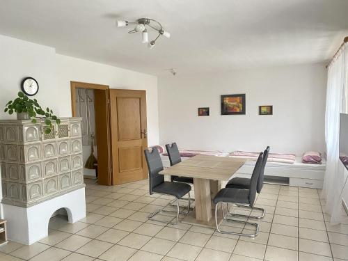 施塔恩貝格的住宿－Ferienwohnung starnberg，一间带桌椅和一张床的用餐室