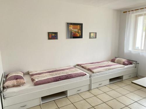 2 camas en una habitación con ventana en Ferienwohnung starnberg en Starnberg