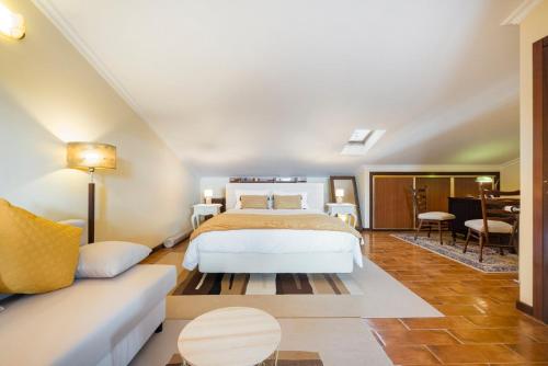 una camera con letto e divano di Vintage Charm Meets Modern Comfort 2 a Aguda