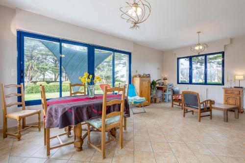 une salle à manger avec une table et des chaises dans l'établissement Maison 100m de la plage, à Trégunc