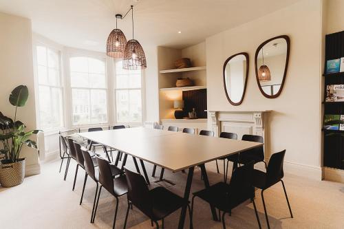 uma sala de jantar com mesa e cadeiras em Hotel VARA em Truro