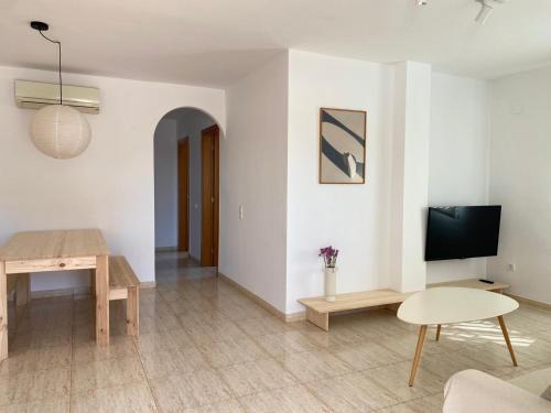 a living room with a couch and a tv at Entre2aigues in Deltebre