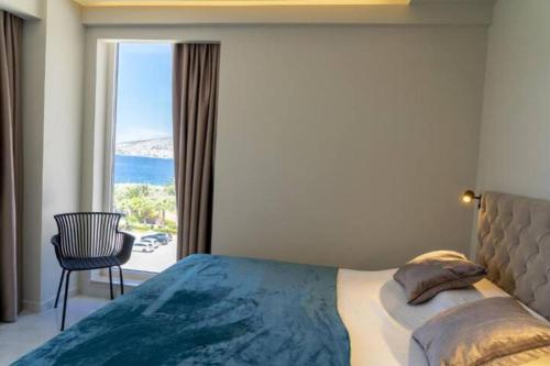 Beachfront Apartments- Horizon Residence في سارنده: غرفة نوم بها سرير ونافذة كبيرة