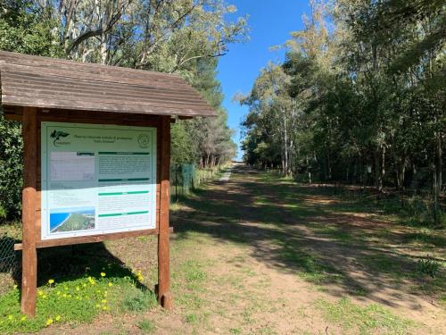 a sign at the end of a trail at Villaggio Camping Uria in Foce Varano