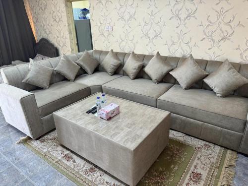 a living room with a couch with a coffee table at العين الهيلي مصباح ب 8 in Al Ain