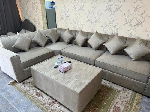 a living room with a couch and a coffee table at العين الهيلي مصباح ب 8 in Al Ain