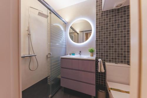 y baño con lavabo y espejo. en Bravissimo Hortes, 3-bedroom centre apartment, en Girona