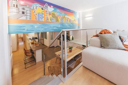 una sala de estar con un sofá blanco y una pintura en Bravissimo Hortes, 3-bedroom centre apartment, en Girona