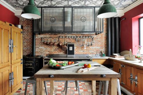 - une cuisine avec une table en bois et un bol de légumes dans l'établissement Les Tilleuls Etretat, à Étretat