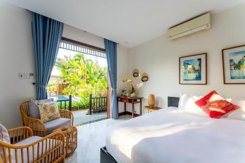 1 dormitorio con 1 cama grande y balcón en New Sunshine Homestay, en Hoi An