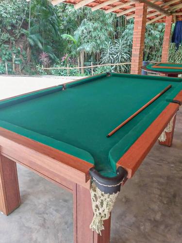 a pool table with a green cloth at Suíte com cachoeira no quintal in Antônio Carlos