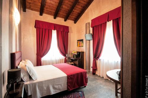 Postel nebo postele na pokoji v ubytování Hotel & Restaurant Le Charaban
