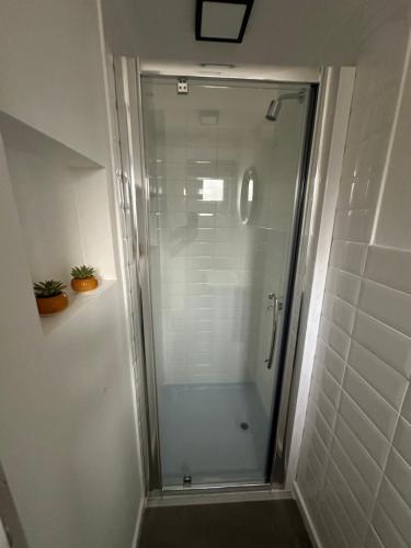 a shower with a glass door in a bathroom at Sweet Stay in San Martín de los Andes