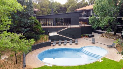 una piscina en el patio de una casa en BlackBrick Bedfordview ApartHotel en Johannesburgo