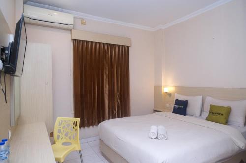 Ένα ή περισσότερα κρεβάτια σε δωμάτιο στο Urbanview Hotel Pondok Anggun Yogyakarta by RedDoorz