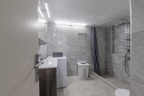 Ένα μπάνιο στο Marina Zeas Hidden Gem