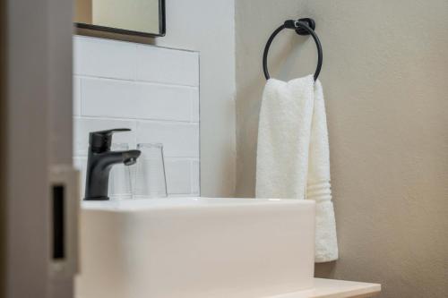 Bilik mandi di BlackBrick Bedfordview ApartHotel