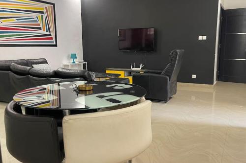a living room with a table and chairs at Appartement Haut Standing in Dakar