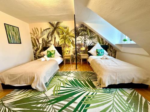 a bedroom with two beds and a green rug at Dschungel Wohnung, geräumig, Netflix, Sonos, zentral in Duisburg