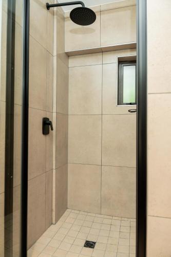 Bilik mandi di BlackBrick Bedfordview ApartHotel
