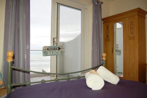 un dormitorio con una cama con un cartel que dice molestia en Seagull Beach House, en Tywyn