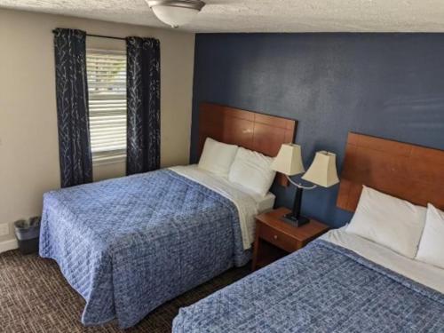 a hotel room with two beds and a window at Bea's Parkway Inn in Mount Airy