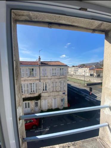 Blick auf ein Gebäude aus einem Fenster in der Unterkunft Appartement T2 idéalement placé vieux port in La Rochelle