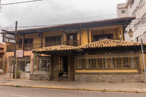 a building with an iron fence in front of it at Hotel Colonial in São Lourenço